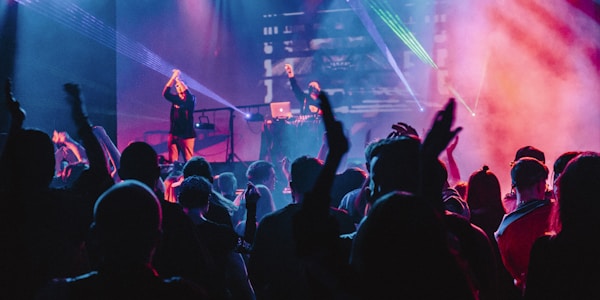 玩家部落社区内球迷热烈讨论与互动场景